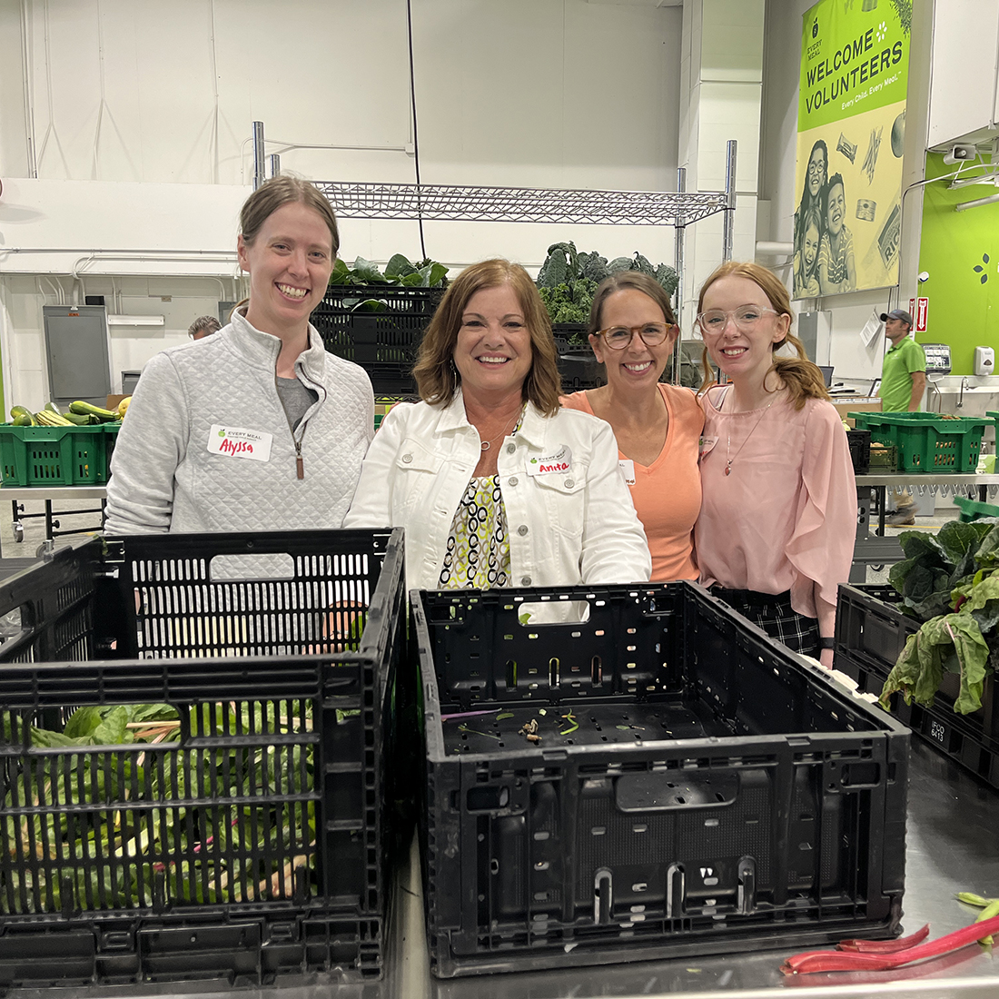 EveryMealOrg's tweet image. @INFoodMktg's Anita Nelson and members of her staff stopped by to help pack produce from our garden! Thank you for helping us provide healthy food for kids this summer by supporting our Grow &amp;amp; Give initiative in this way!

#EveryMeal #INFoodMarketing