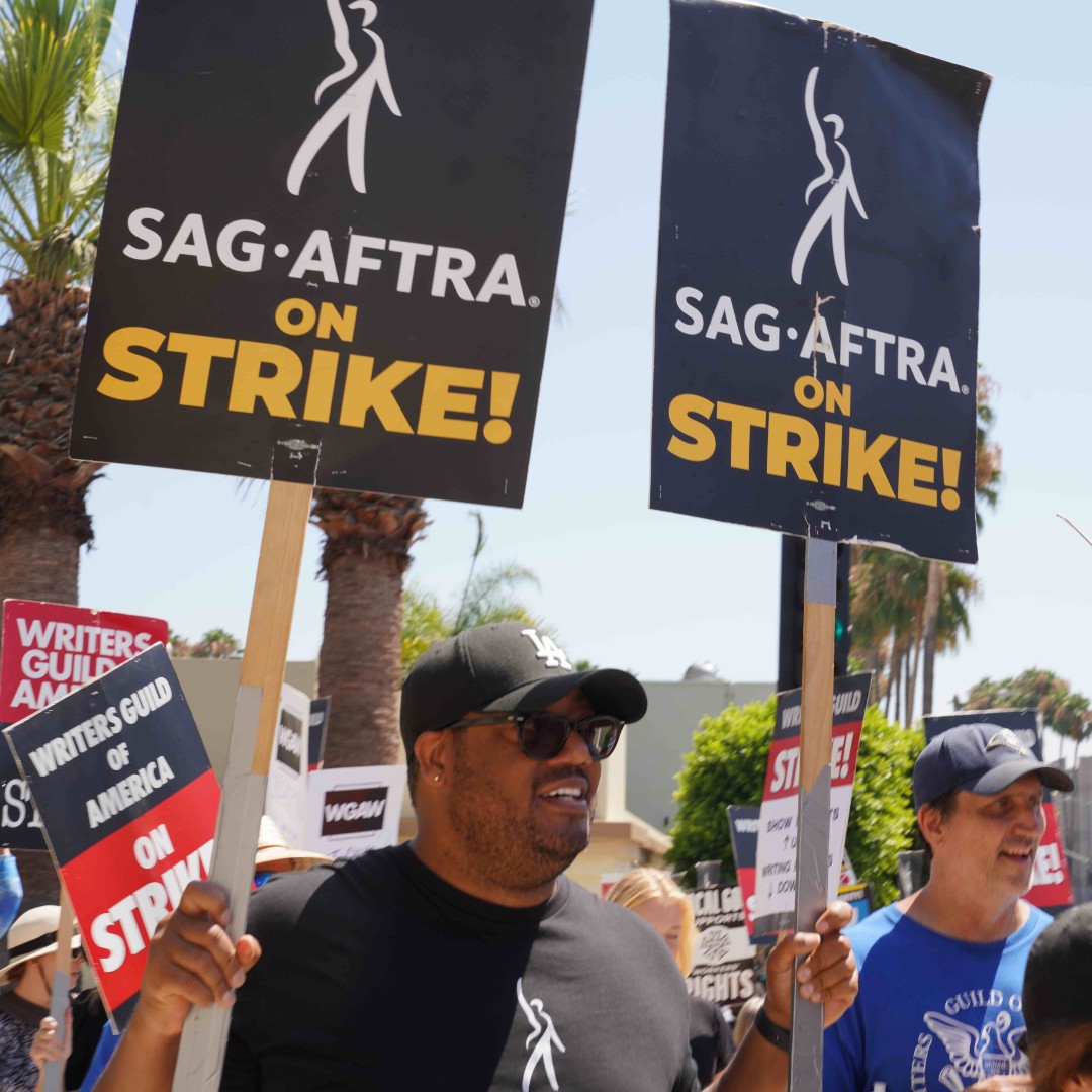☀️ Rise and shine Los Angeles! 🌴 The sun isn't the only thing that's bright – our spirit of unity is too. Can’t wait to see you out on the #SAGAFTRAstrike picket lines TODAY! ALL picket lines will conclude at 12PM! Remember to drink plenty of water and take breaks in the shade!