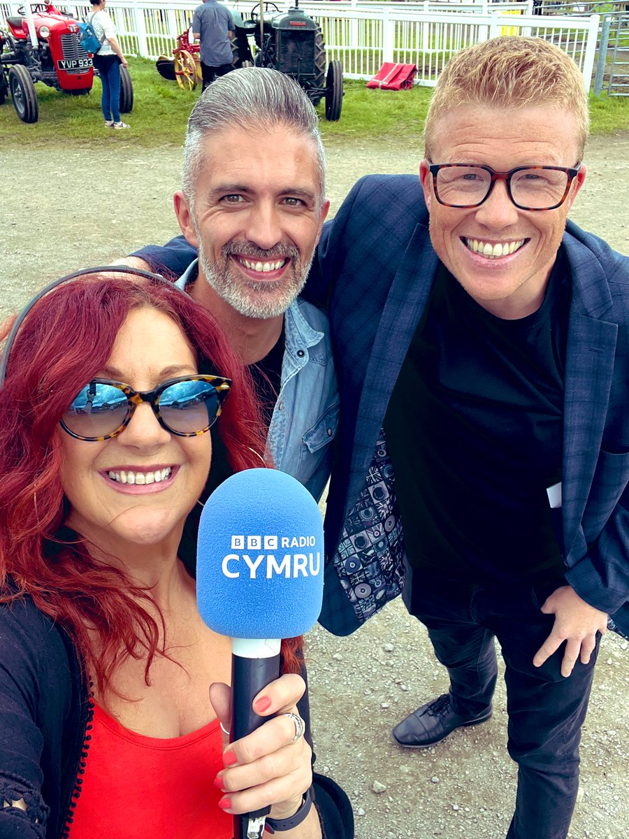 RealShanCothi's tweet photo. Diolch am y croeso bendigedig Sion Mon! Mor lyfli i weld pawb yn wen o glust i glust a chriw Bore Cothi di cal modd i fyw @BBCRadioCymru Reit dwi di cal benthyg HWN i ddod gartre i’r Gorllewin! Gobitho nai ddi i stiwdio Caerfyrddin erbyn fory! #tata #borecothi #olwynion #sioemon https://t.co/DXdmnOvqaE