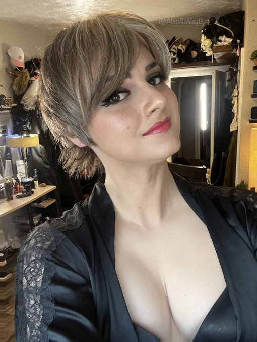 Good girls grow their hair out for their fans... and also because it's looking cute lately ? https://t