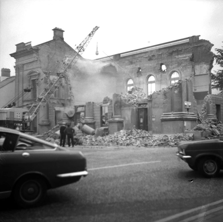 #LostHeritage

Lisburn Court House (1884)

Its demolition in 1971 was described as a 'sad act of vandalism' by @ulsterahs co-founder C.E.B. Brett; 

'the building was by no means beyond restoration'.

Help record what's left of our built heritage:
arcg.is/TqOPy1