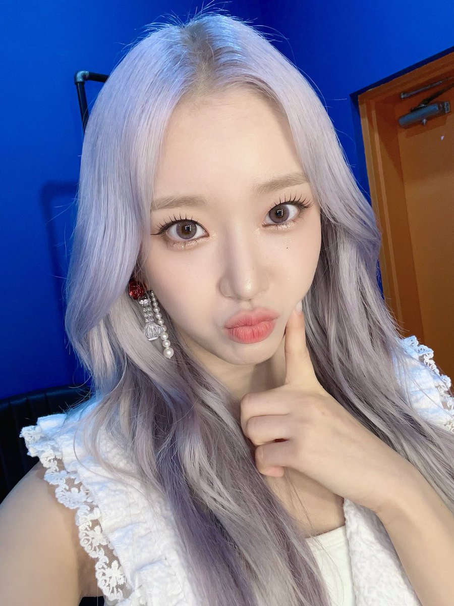 STAYC_talk's tweet photo. 🐰💬
버블 가보자고🫧💙

#STAYC #스테이씨 #Sumin #수민 https://t.co/CLyQ5RtyTL