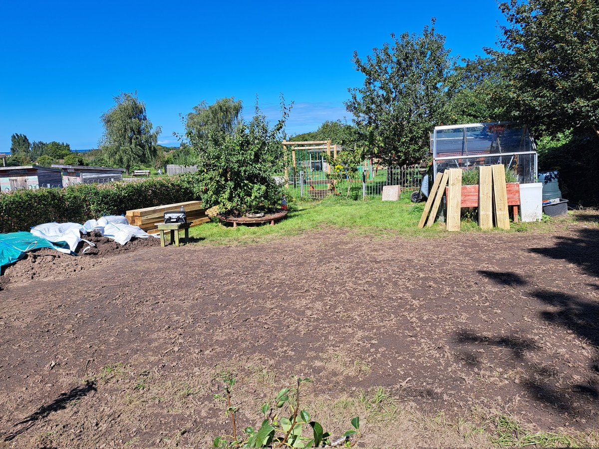 Raised beds under way today @ysgolmelyd #localplacesfornature @Keep_Wales_Tidy