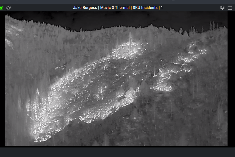 CALFIRESKU's tweet image. #AshFire- (New) CAL FIRE at a 10-15 acre lightning fire off Hwy 96, West of Little Cottonwood Peak in the Long Gulch Area. Fire is burning in Timber, Grass and Brush. An evacuation warning is in place for zone SIS-3303. Stay alert and be prepared, as conditions can change.