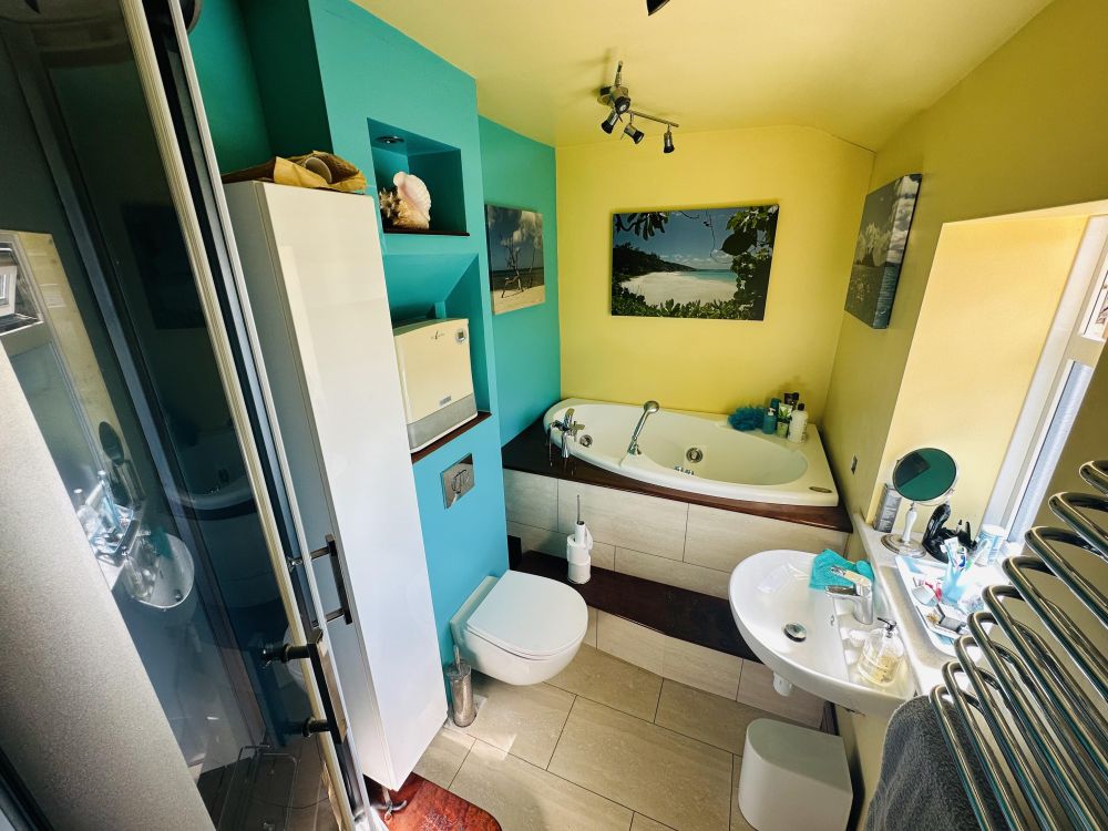 NEW TRADITIONAL AUCTION LOT - 2 BED END-TERRACED COTTAGE - AUCTION GUIDE PRICE; £150,000
- TWO BEDROOM
- POTENTIAL TO MAKE THREE BED OR EXTEND (STPP)
- LARGE REAR GARDEN
- MODERNISATION REQUIRED
- COUNCIL TAX - C
- EPC - AWAITING
sharpesauctions.co.uk/.../1820-amble…
#propertyauction