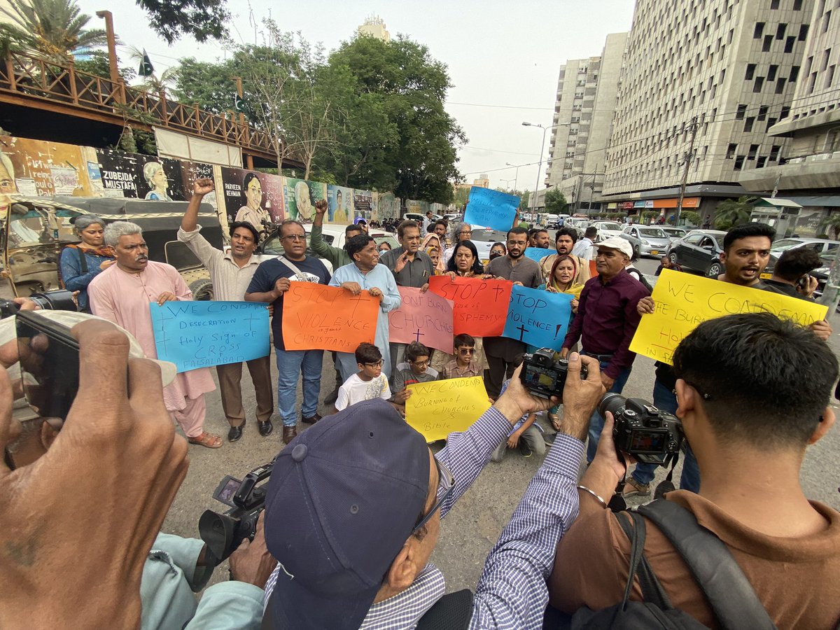 aqliyatihuqooq's tweet photo. Today, we held a protest against the heartbreaking violence that the Christian community has been facing since morning in #Jaranwala Faisalabad, over alleged blasphemy. When will mob violence on our people, churches and homes end? 

Where is Punjab Govt?

#MinorityLivesMatter https://t.co/lerm6MKkTx