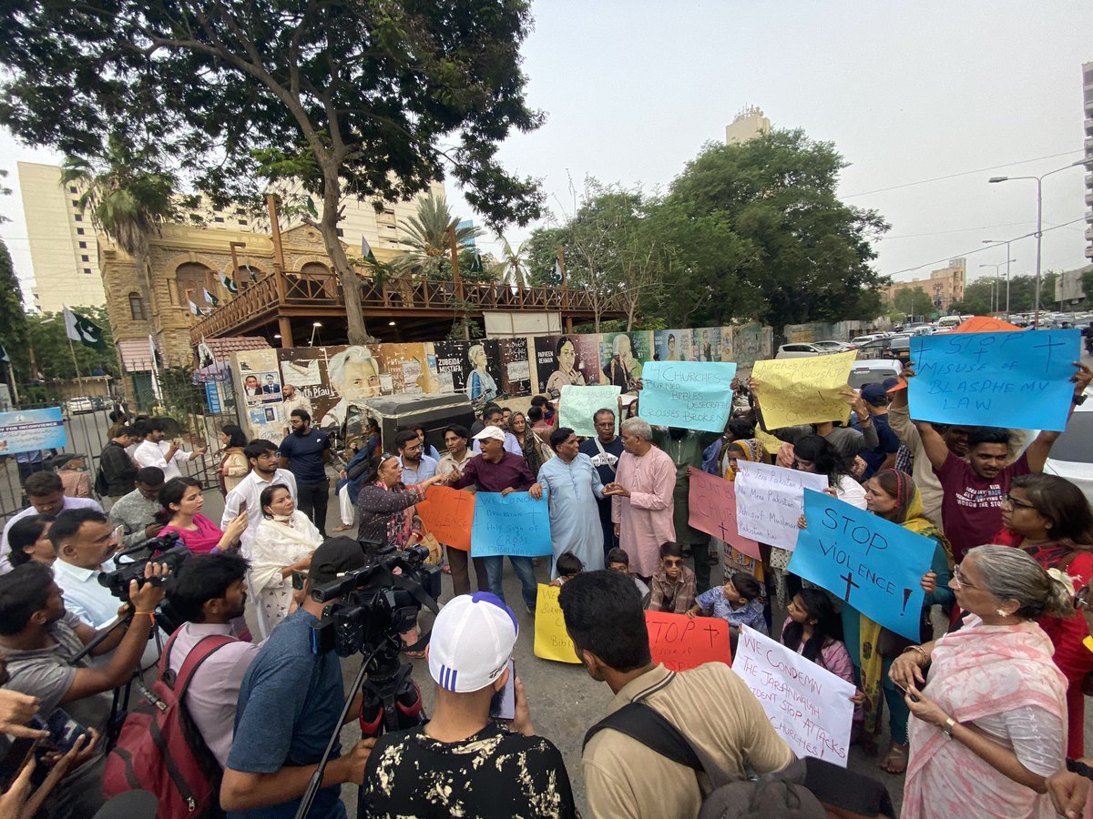 aqliyatihuqooq's tweet photo. Today, we held a protest against the heartbreaking violence that the Christian community has been facing since morning in #Jaranwala Faisalabad, over alleged blasphemy. When will mob violence on our people, churches and homes end? 

Where is Punjab Govt?

#MinorityLivesMatter https://t.co/lerm6MKkTx