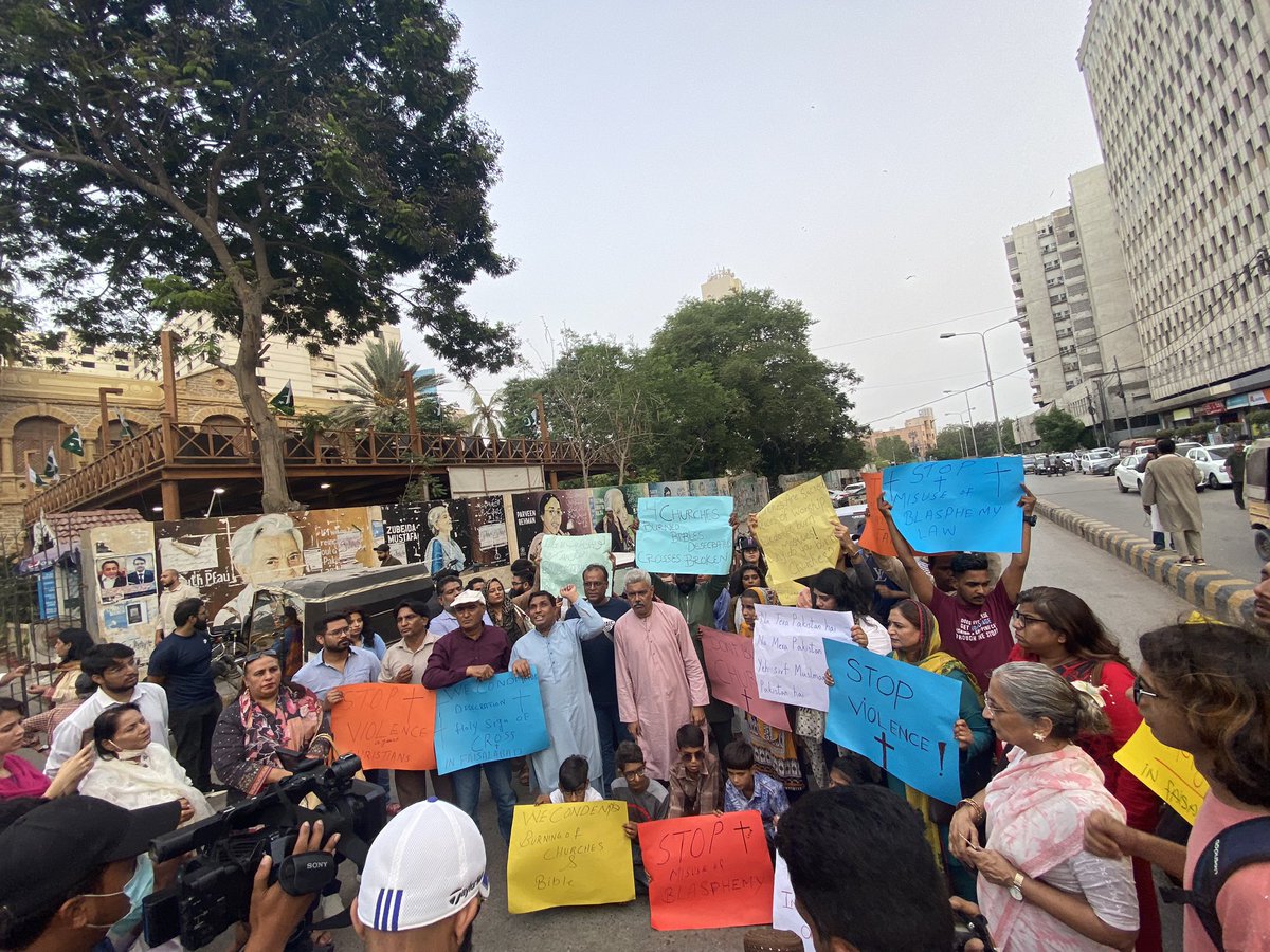 aqliyatihuqooq's tweet photo. Today, we held a protest against the heartbreaking violence that the Christian community has been facing since morning in #Jaranwala Faisalabad, over alleged blasphemy. When will mob violence on our people, churches and homes end? 

Where is Punjab Govt?

#MinorityLivesMatter https://t.co/lerm6MKkTx