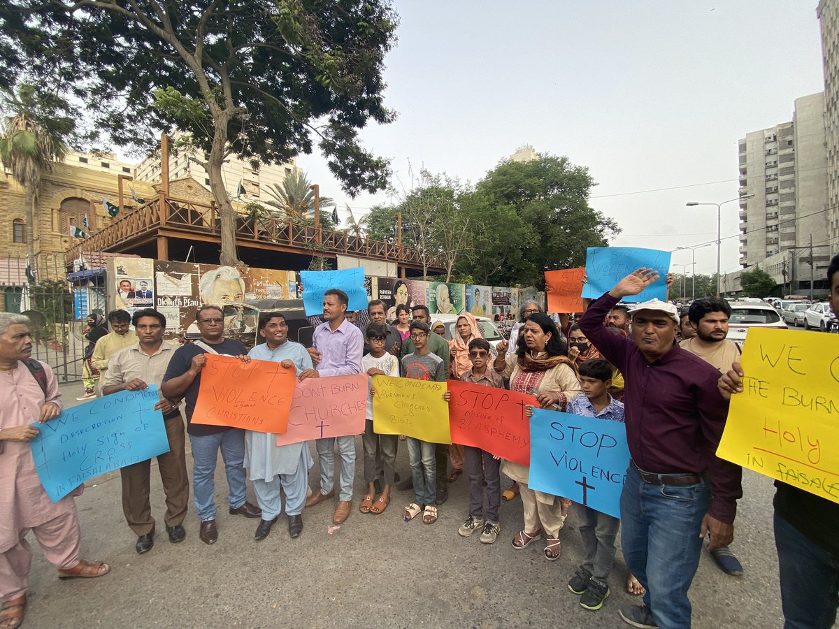aqliyatihuqooq's tweet photo. Today, we held a protest against the heartbreaking violence that the Christian community has been facing since morning in #Jaranwala Faisalabad, over alleged blasphemy. When will mob violence on our people, churches and homes end? 

Where is Punjab Govt?

#MinorityLivesMatter https://t.co/lerm6MKkTx