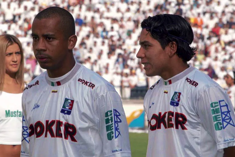 DatosO11ce's tweet photo. - 504 partidos oficiales con el Blanco (2do jugador con más PJ en la historia del club).
- 154 goles oficiales con el Albo en toda competencia (2do goleador histórico del equipo).
- 🏆 Ap. 2003, Libertadores 2004.

¡¡¡Feliz cumpleaños, mago @pandolfi40!!! https://t.co/MXIUc4ydoV