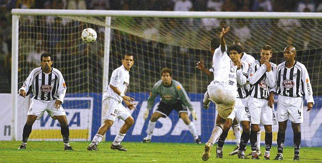 DatosO11ce's tweet photo. - 504 partidos oficiales con el Blanco (2do jugador con más PJ en la historia del club).
- 154 goles oficiales con el Albo en toda competencia (2do goleador histórico del equipo).
- 🏆 Ap. 2003, Libertadores 2004.

¡¡¡Feliz cumpleaños, mago @pandolfi40!!! https://t.co/MXIUc4ydoV