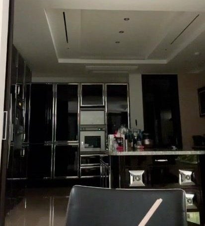 passo mal que a cozinha do jungkook parece de uma casa universitária enquanto a do taehyung eh toda chique classuda