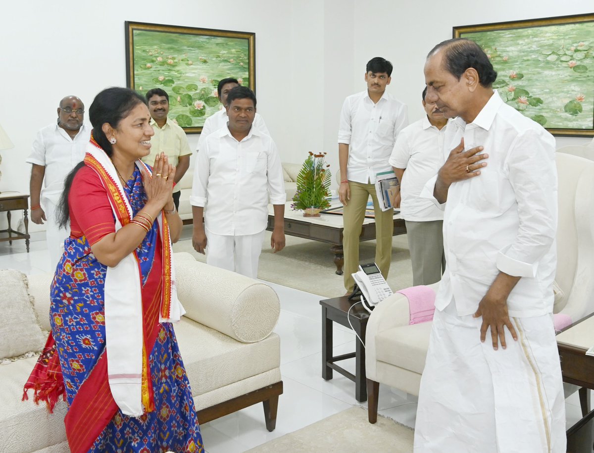 SunithaGongidi's tweet photo. ఈరోజు పుట్టినరోజు సందర్భంగా సీఎం కేసీఆర్ గారి ఆశిస్సులు తీసుకున్న ప్రభుత్వ విప్ గొంగిడి సునిత మహేందర్ రెడ్డి గారు.
@BRSparty @KTRBRS https://t.co/Df8sxrih5G