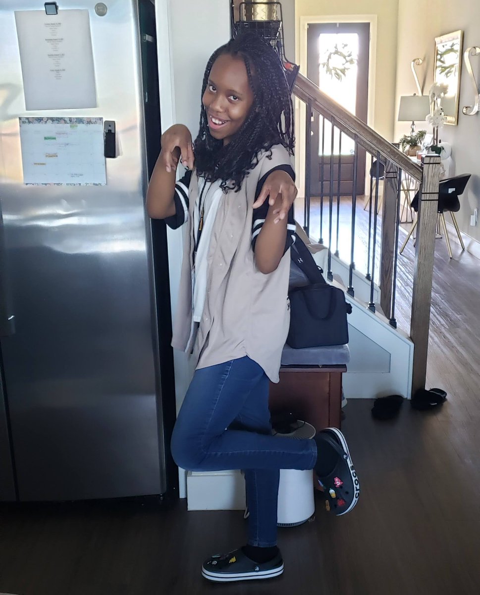 bryantfamvalues's tweet image. A little late, but #Dee had a great #firstdayofschool #firstdayof8thgrade And today, it's #volleyball tryouts. You can do it Dee!
#BryantFamilyValues