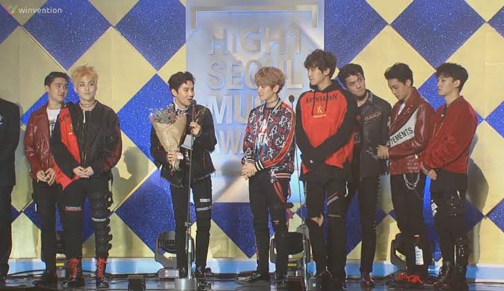 IIPLOYII_98's tweet photo. ร้องไห้ได้มั้ย อยากหวังแต่ก้ไม่อยากคาดหวัง EXOเคยได้แดซัง4ปีซ้อนเลยนะ แอ๋วไม่ได้สัมผัสงานประกาศรางวัลมานานมากแล้วอะ มาให้กันได้มั้ย อยากเห็นภาพนี้อีกครั้ง ถึงแม้จงอินเซฮุนจะไม่อยู่ก็เถอะ ถ้าจะมาก้เอามาทั้งวง ฉันอยากเห็นเค้าอยุ่ด้วยกัน 
#SeoulMusicAwards https://t.co/EiNR59BYjI