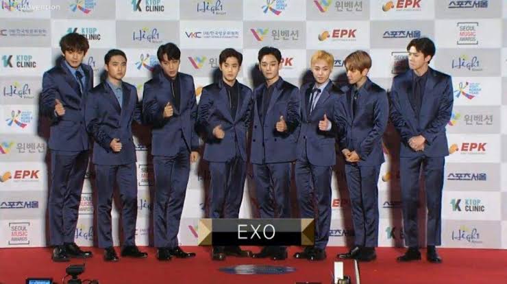 IIPLOYII_98's tweet photo. ร้องไห้ได้มั้ย อยากหวังแต่ก้ไม่อยากคาดหวัง EXOเคยได้แดซัง4ปีซ้อนเลยนะ แอ๋วไม่ได้สัมผัสงานประกาศรางวัลมานานมากแล้วอะ มาให้กันได้มั้ย อยากเห็นภาพนี้อีกครั้ง ถึงแม้จงอินเซฮุนจะไม่อยู่ก็เถอะ ถ้าจะมาก้เอามาทั้งวง ฉันอยากเห็นเค้าอยุ่ด้วยกัน 
#SeoulMusicAwards https://t.co/EiNR59BYjI