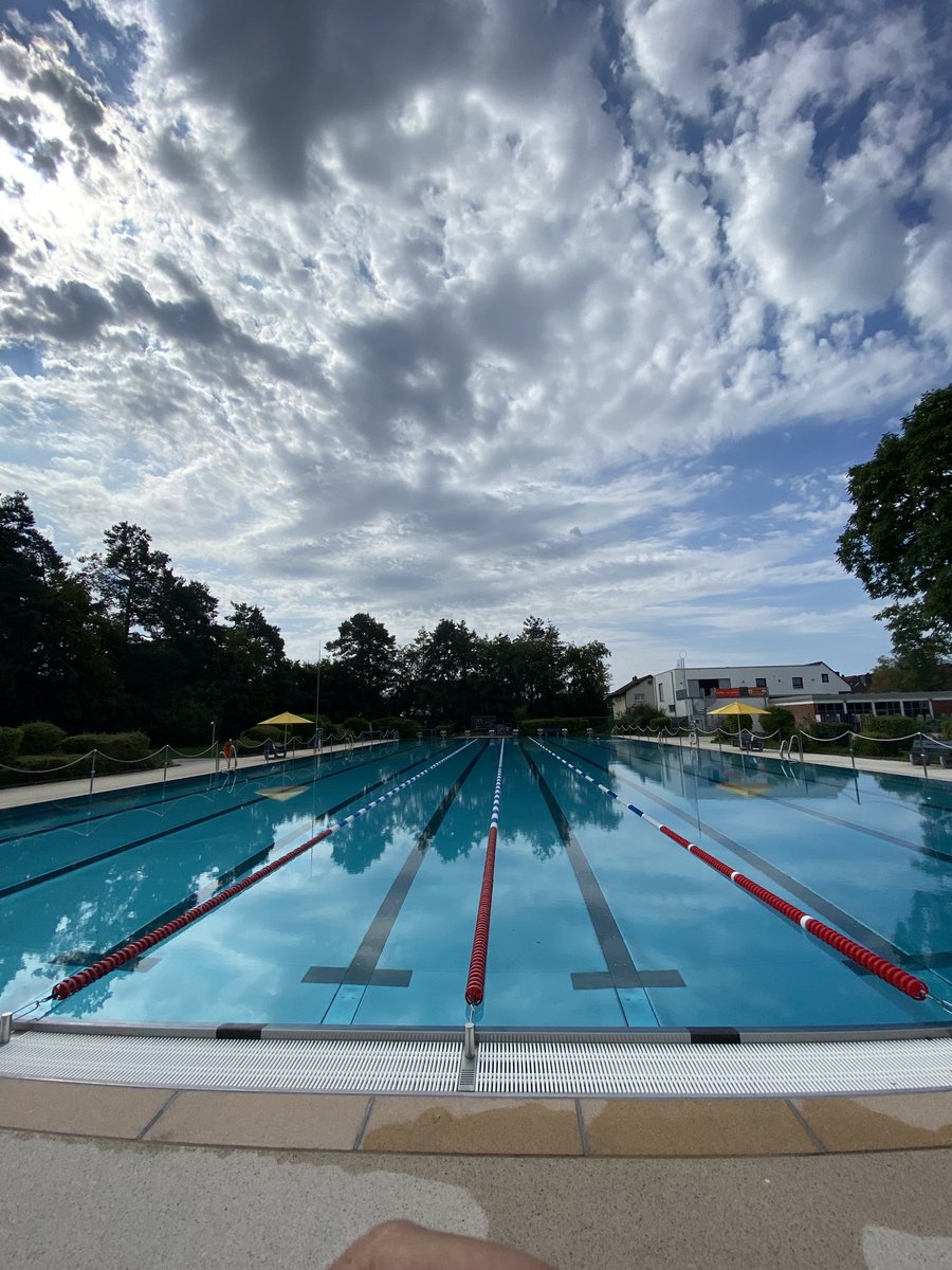 glaubeweiter's tweet photo. #Manchmal ist #überraschend alles ganz #leer und #still in einem #Freibad Ganz #alleine zieht man seine #Bahnen durchs #Becken bis plötzlich, wie auf ein #Signal die #Menschen aus allen #Richtungen ins #Wasser strömen #Schwimmen #Sport im #Sommer tut #Leib und #Seele soooo gut! https://t.co/bQs5L9bX2U