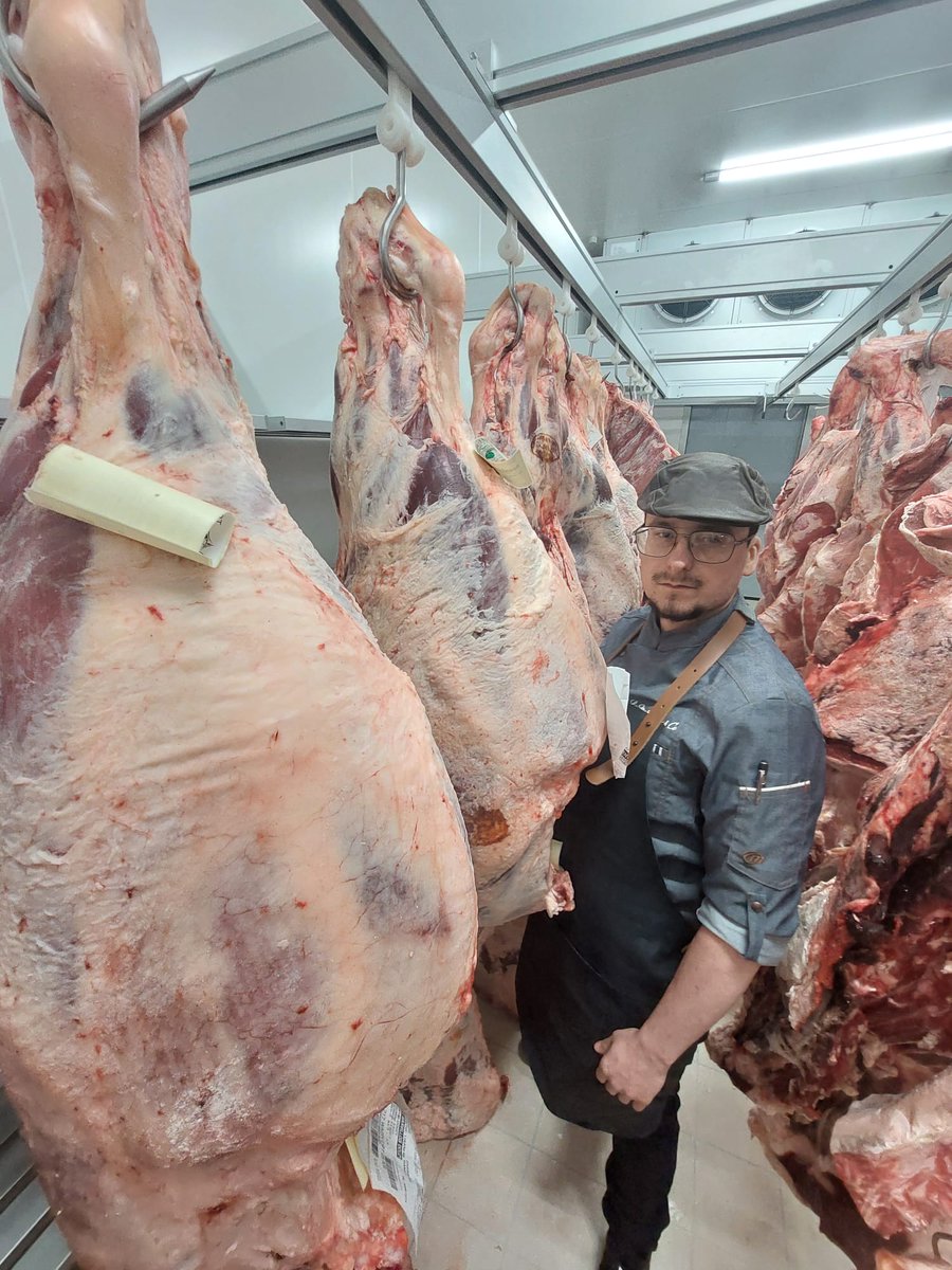 LeNordMeusien's tweet photo. 4 ans,Thomas postulait comme chauffeur-livreur. A 20 ans,sorti de niveau bac,repartit en #CapBoucher
En septembre,il devient #ChefBoucher.
Nos jeunes du cru ? ils restent chez nous si nous leur donnons un #avenir et #vision de l'avenir.
#apprentissage #Meuse #Lorraine #GrandEst https://t.co/v3XlisQnjj