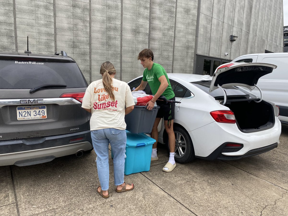 Herd_MBB's tweet photo. 😁 𝐖𝐞𝐥𝐜𝐨𝐦𝐢𝐧𝐠 𝐎𝐮𝐫 𝐍𝐞𝐰 𝐅𝐞𝐥𝐥𝐨𝐰 𝐒𝐭𝐮𝐝𝐞𝐧𝐭𝐬! 

The team greeted and helped move in incoming freshman the last two days on campus!

#BringOnTheHerd // #WeAreMarshall https://t.co/pShhjHTnwO