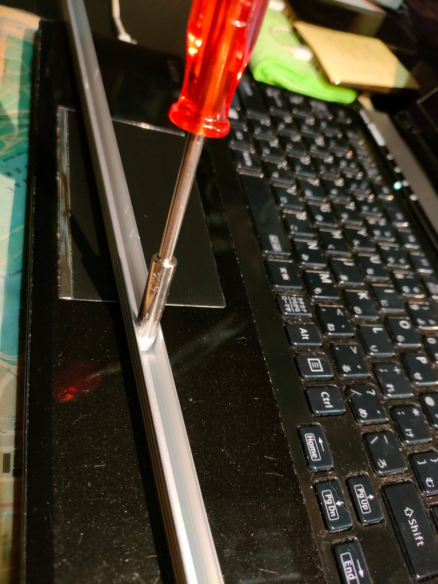 MASAFUKUI2's tweet photo. 5.6GHz 27素子ループアンテナの組立開始
ブーム材料は1mあるので扱いやすい50cmに切った
導波器エレメント50本あるので半分づつ使う
ブームに穴開け、M2.6で固定
対辺5mmナット回しは先端を細く削って使った
あと放射器構造と反射器材料はこれから検討
#hamradio #loopantenna #5600MHz https://t.co/H79ZHK7EAG