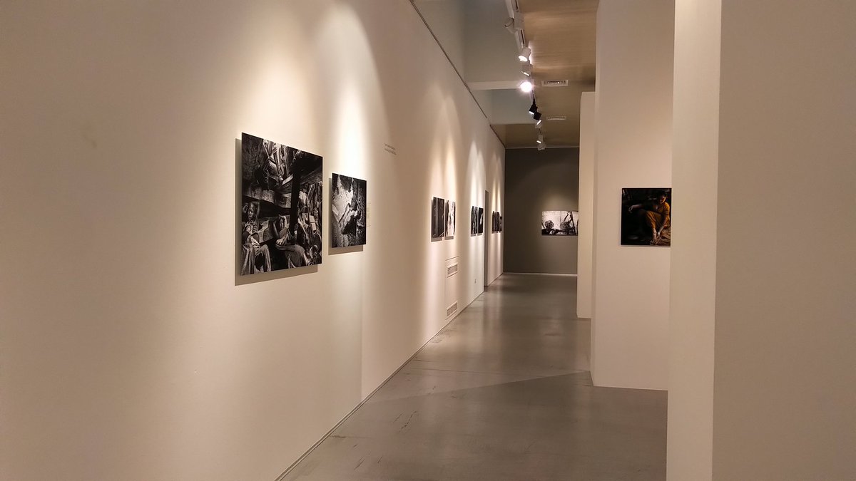 Fa caldo? Andate al #MagazzinoDelleIdee a vedere la mostra di <a href="/MonikaBulaj/">Monika Bulaj</a> a #Trieste.
Rinfresca la memoria, pungole le idee e - udite udite - è pure un piacere estetico.
Plus: accoglienza gentile delle addette