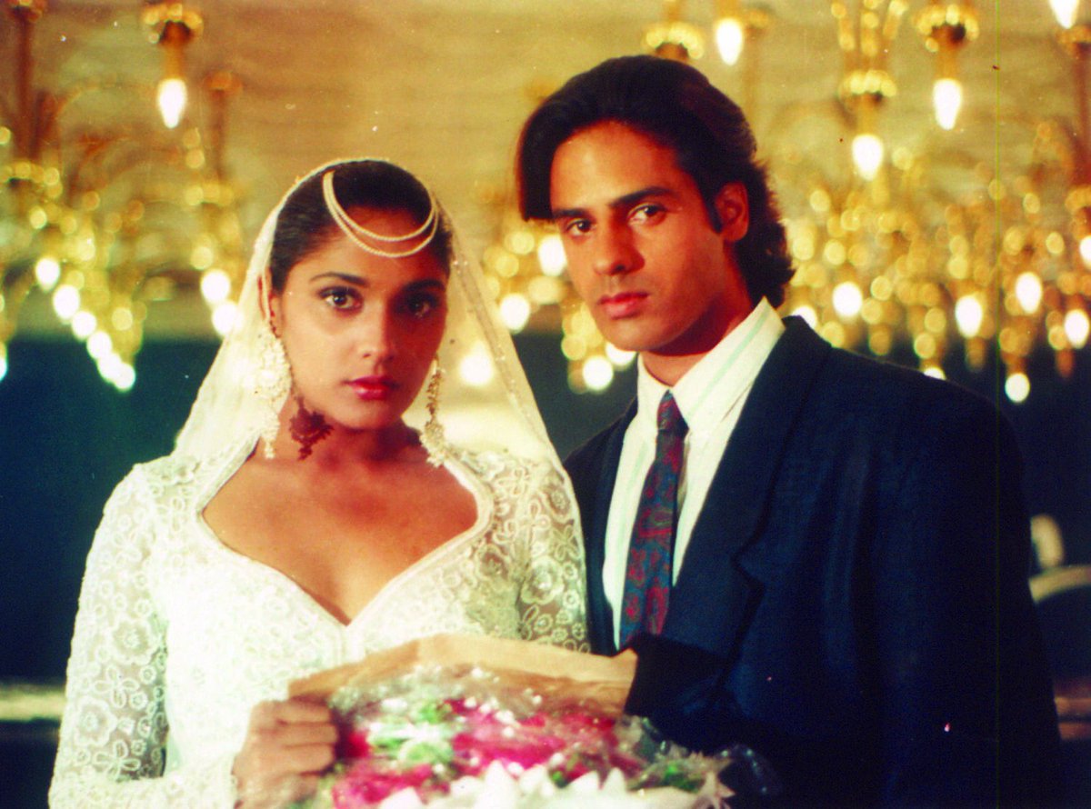 ‘Saanson Ki Zaroorat 
Hai Jaise Zindagi Ke Liye
Bas Ek Sanam Chahiye 
Aashiqui Ke Liye

33 Years of #Aashiqui (17/08/1990) 

Aashiqui was directed by #MaheshBhatt, starring #RahulRoy, #AnuAggarwal, #DeepakTijori, #TomAlter & #AvtarGill. The film was known for its music, songs by