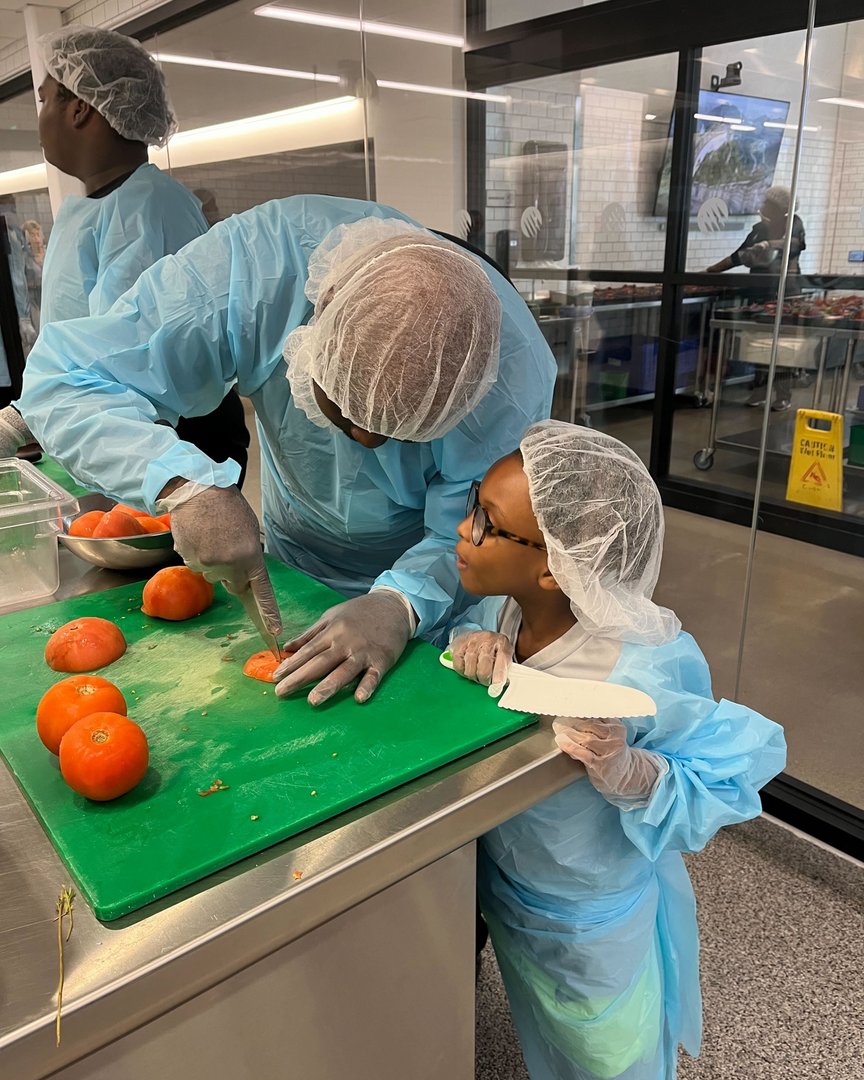 FoodPrintsDC's tweet photo. "I want to be just like you!" 

"I wish we could come here everyday.”

On our field trip to @dcck, FoodPrints summer students joined the team as chefs to prepare meals and help their communities. They came away dreaming big about their futures! 🍲 

https://t.co/IzwkHZk3EQ https://t.co/9HxHU2TGD4