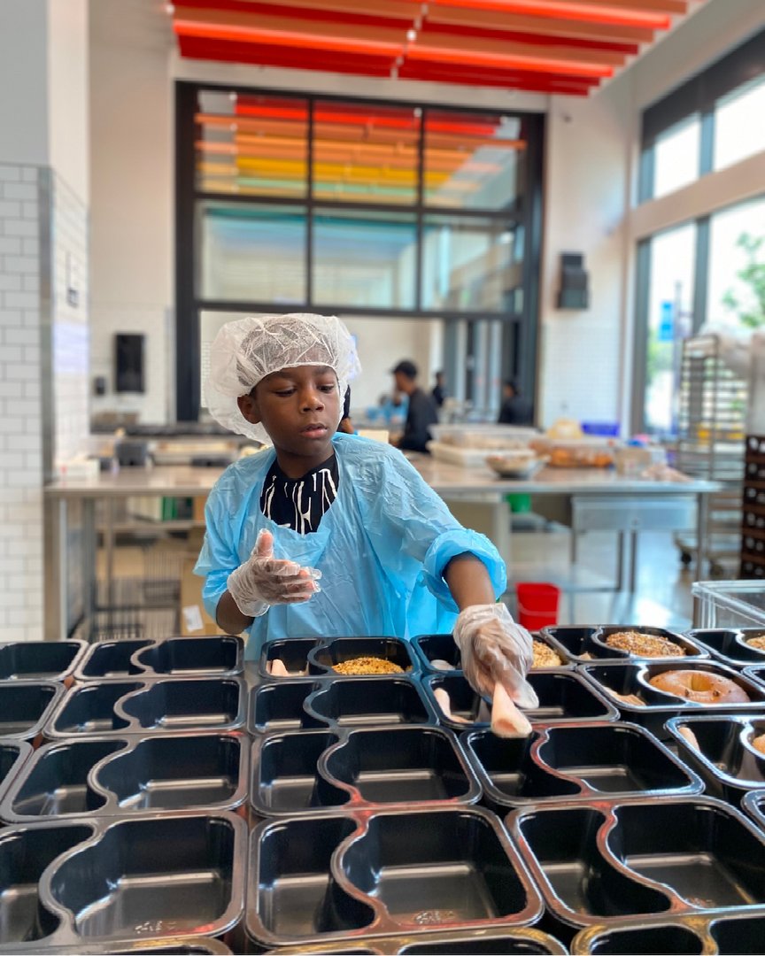 'I want to be just like you!' 'I wish we could come here everyday.” On our field trip to @dcck, FoodPrints summer students joined the team as chefs to prepare meals and help their communities. They came away dreaming big about their futures! 🍲 freshfarm.org/blog/foodprint…