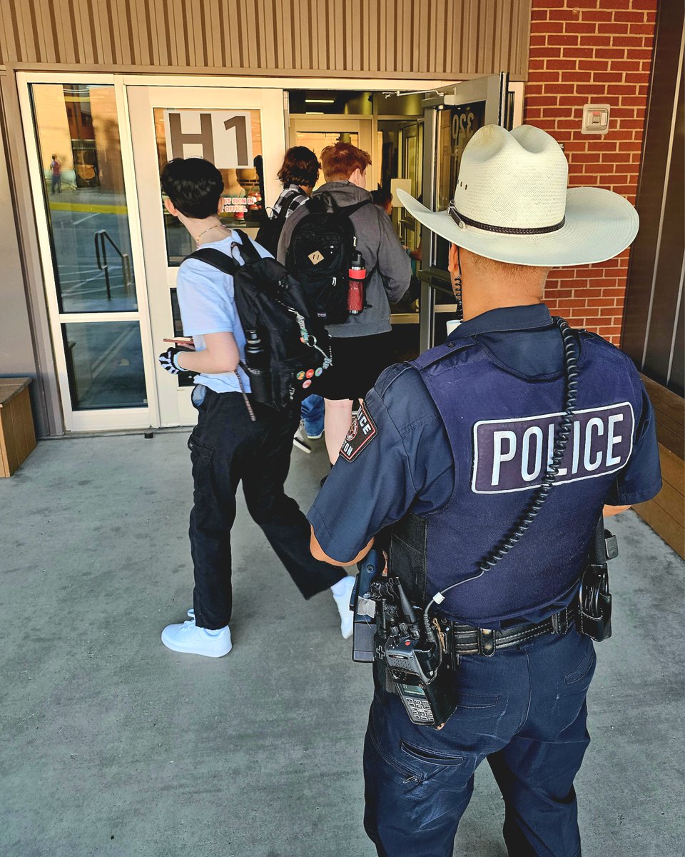 BeltonPolice's tweet photo. Welcome back to school @BeltonISD! Officers ensured school-safety this morning on the roads and at the doors, and our School Resource Officers will remain at the schools throughout the schoolyear, keeping watch and training our young #LawEnforcementExplorers. https://t.co/5IDPKC7Uty