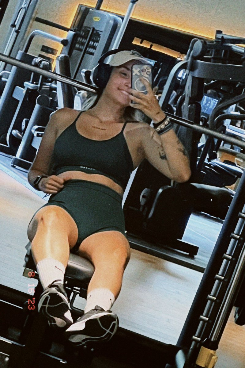 misslizzx's tweet photo. @powerbuilding_o es de fieles venir al gym después de trabajar https://t.co/sVktRJ55QK