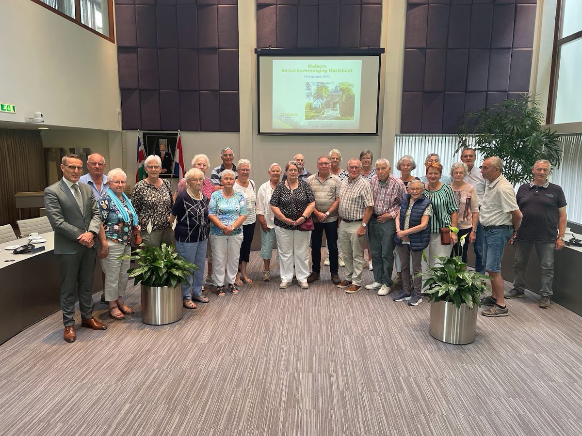 Vandaag brachten zo'n 25 Leden van de seniorenvereniging Mariahout een bezoek aan het gemeentehuis. De burgemeester ontving het gezelschap en vertelde over het politieke bestel in Nederland en hoe dat lokaal is ingevuld. Daarna volgde een korte rondleiding door het gemeentehuis.