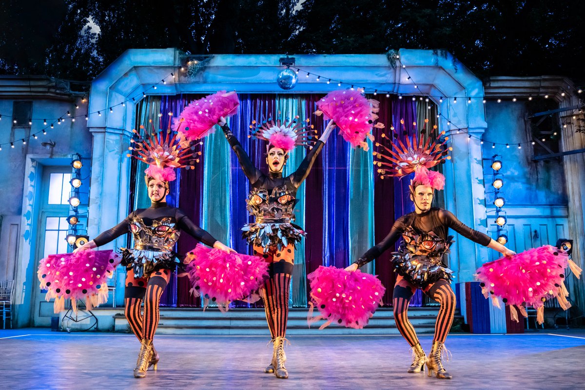'Face life, with a little guts and lots of glitter' ✨

★★★★★ Daily Telegraph
★★★★★ Financial Times 
★★★★★ The Stage
★★★★★ WhatsOnStage 
★★★★★ City AM 

Book now for #LaCageauxFolles:  rb.gy/b1umw
