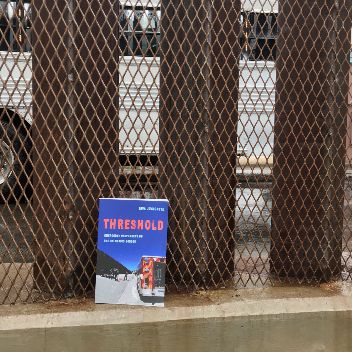 ievaju's tweet photo. Gracias al traductor, Alejandro Arriaza, el libro UMBRAL (#ThresholdBook), sobre emergencias fronterizas y trabajo de rescate y ayuda mutua entre EEUU y MX, suena aún mejor en español. Ahora en busca de un editorial. @FCEMexico @elcolef @ciesas @elcolmex @librosunam @IBERO_mx https://t.co/4FZpl8dB1V