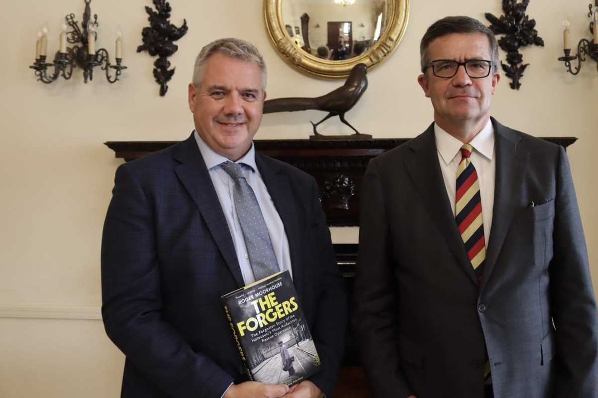 Honoured to host historian @Roger_Moorhouse following the release of his acclaimed account of #ŁadośGroup's heroic rescue of Jewish people, 'The Forgers'. Thank you for popularising this important story and congratulations on the early success of the book!