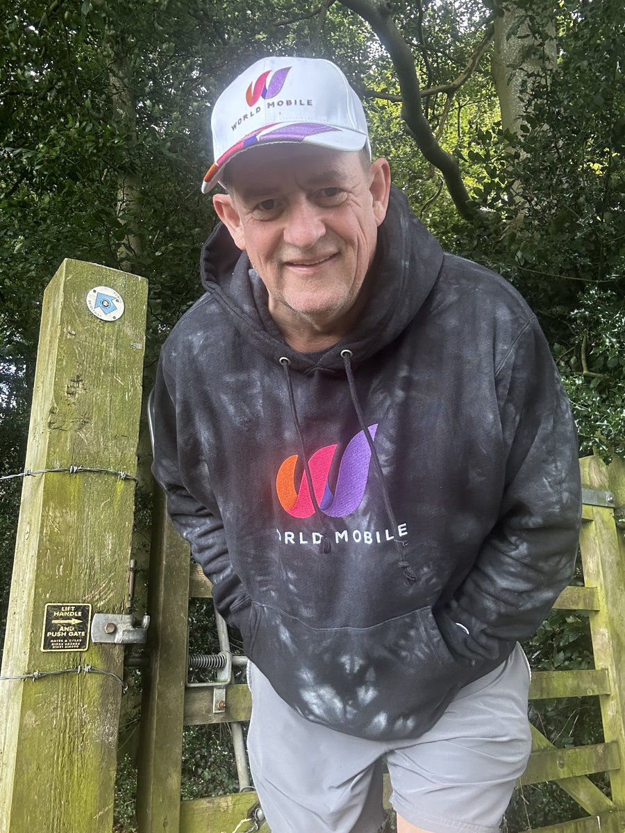 WorldMobileTeam's tweet photo. 👋 Meet @Forty41, our next showcased #WorldMobiler!
🤝 Mark's unwavering commitment to our community and his high regard as a #WorldMobile ambassador make him truly stand out.
🇬🇧 Here is Mark pictured sporting the notoriously comfy WM Champion hoodie as he treks through the hills of the United Kingdom.
📍Chiltern Hills, UK
👕 WM Unisex Champion tie-dye hoodie
#StrongerConnected #Community #Connectivity
