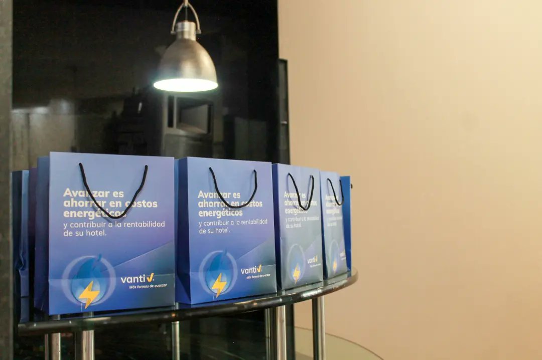 En el marco de la versión N° 15 del Showroom Hotelero y Gastronómico se realiza la apertura del evento con un desayuno patrocinado por Vanti y Transmilenio.
Agradecemos la asistencia de nuestros invitados.