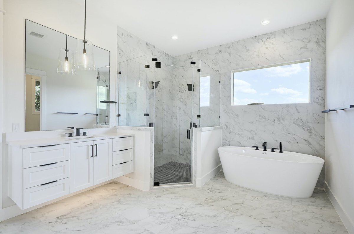 SterlingHomes's tweet photo. Definitely not the worst Master Bath out there...🤩 😊 https://t.co/pc786egRGp