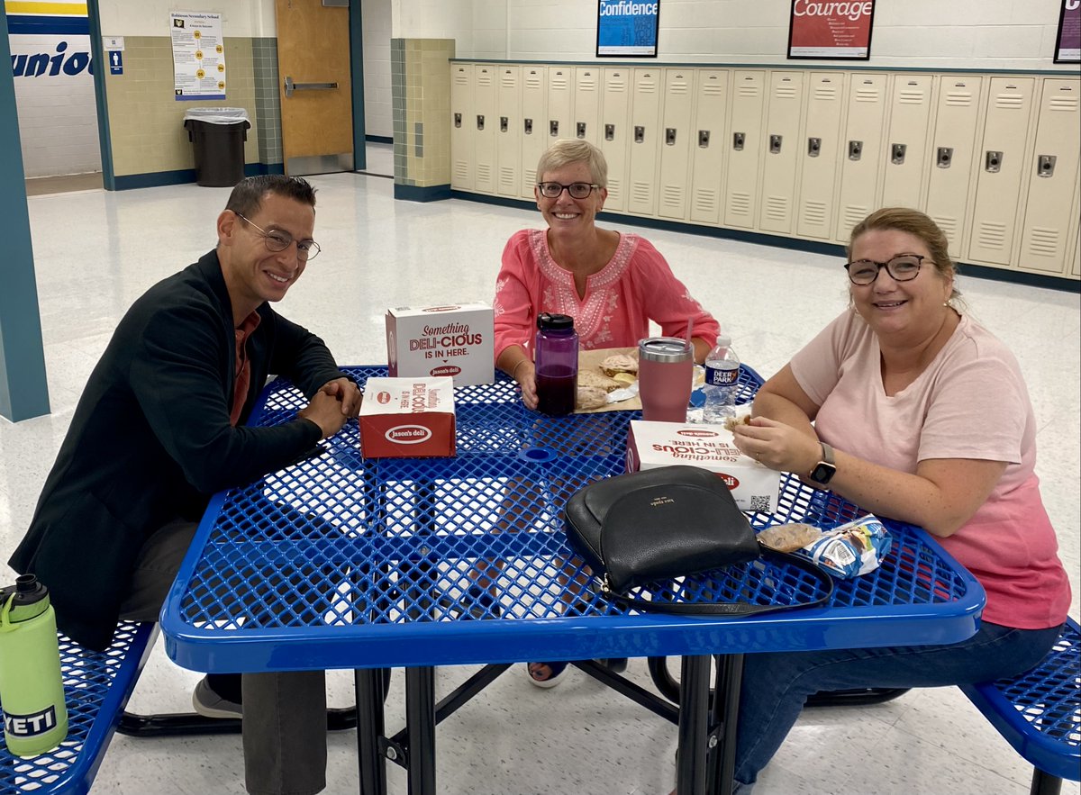 FCPS_Kinder's tweet photo. π Lunchtime laughs and reconnecting with fellow teachers as we dive back into a new school year! π #BackToSchoolBonding #FCPSTeamECE @fcpsnews https://t.co/exvF8aOtmb