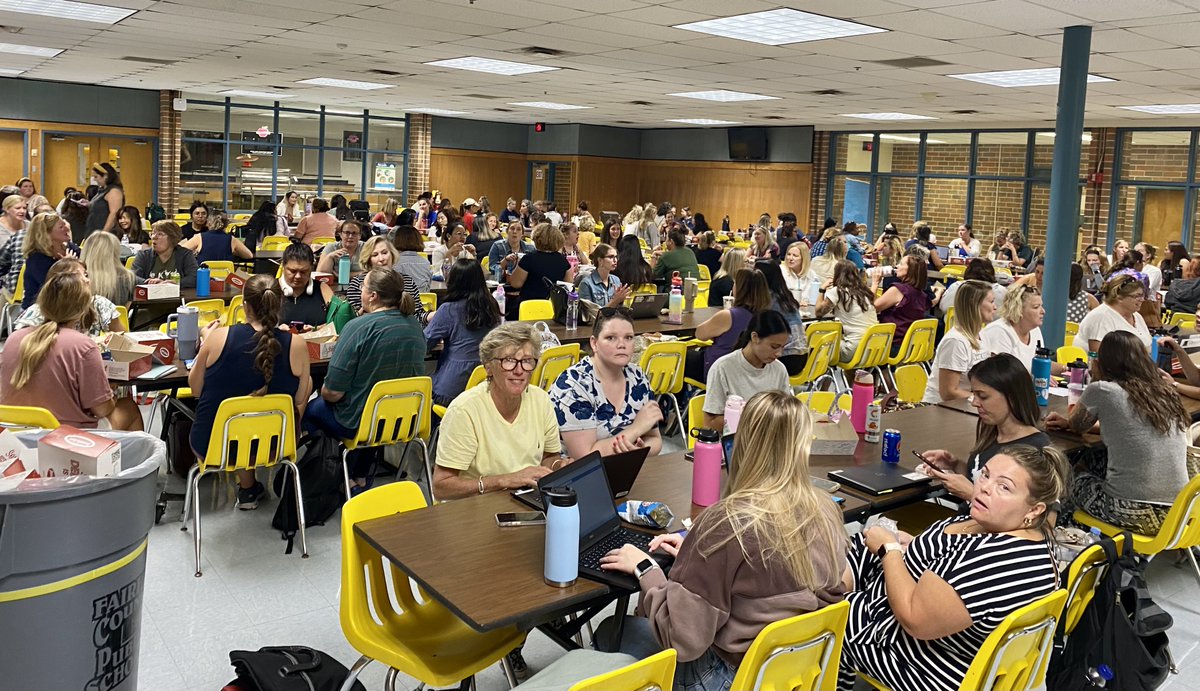 FCPS_Kinder's tweet photo. π Lunchtime laughs and reconnecting with fellow teachers as we dive back into a new school year! π #BackToSchoolBonding #FCPSTeamECE @fcpsnews https://t.co/exvF8aOtmb