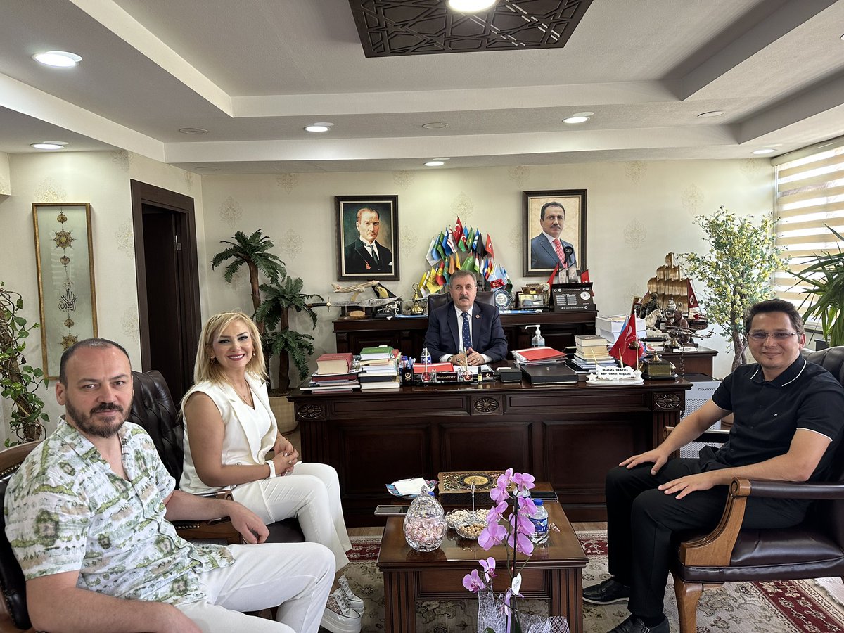 Genel Başkanımız Sayın <a href="/Mustafa_Destici/">Mustafa Destici</a> 7433 Sayılı Kanun İle Kadroya Geçen Memurların Aile Birliği Mücadele Platformu Sorumlusu <a href="/bilalsbbiricik/">selcukbiricik</a> 
ve yönetim kurulu üyelerini makamında kabul etti . . .