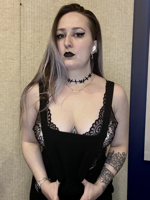 20 likes and I&rsquo;ll show you what&rsquo;s underneath 👀 #ootd https://t.co/hdMOM1CIAq<a href="/tag/ootd"class="tags">#ootd</a>