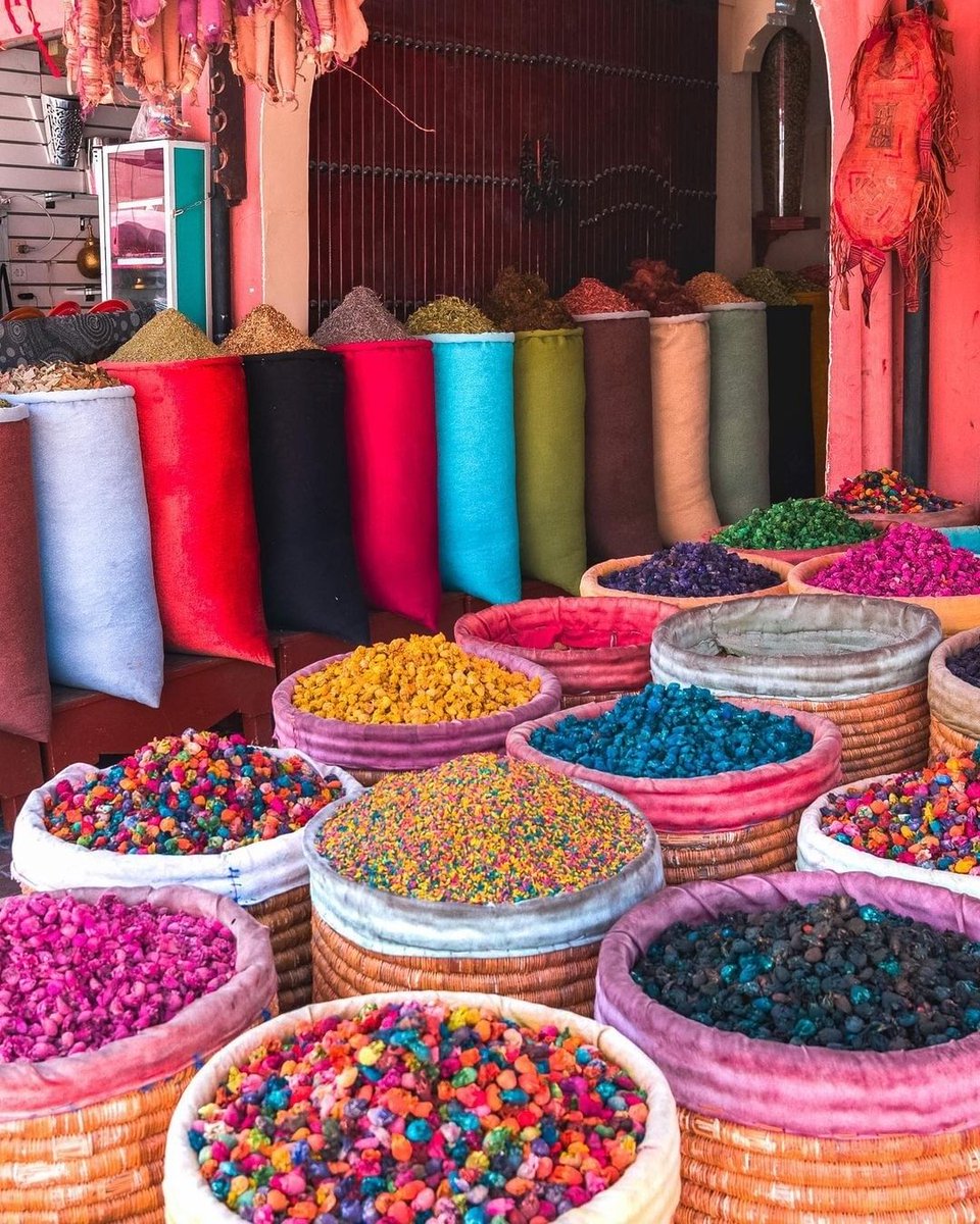 Visit_Morocco_'s tweet photo. Immerse yourself in a world of vibrant hues in #Marrakech souks and let the aroma of exotic spices guide you through a rainbow of colors. 🎨🛍️

📷 by @‌delafuentecam (Instagram account) #visitmorocco #morocco https://t.co/qF2gszV6PM