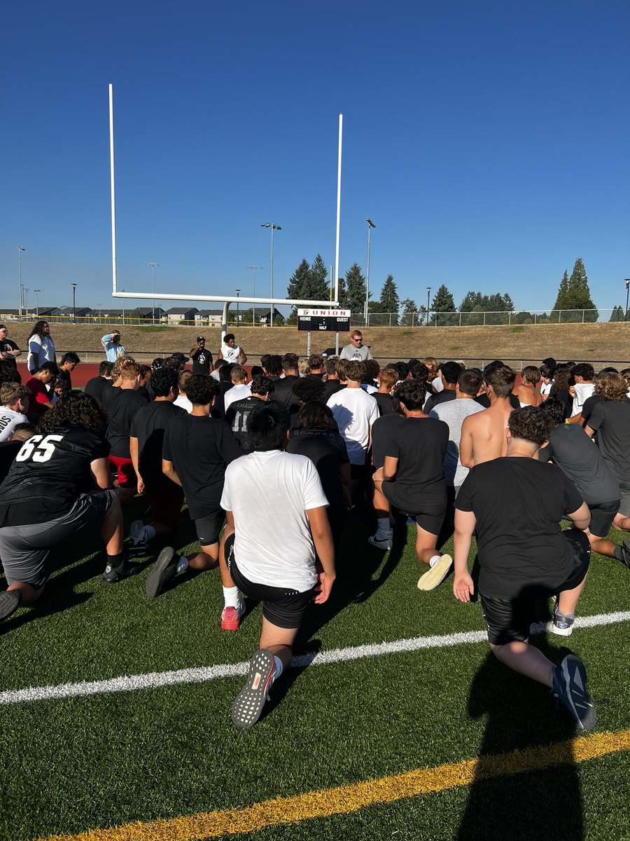 UniontitanFB's tweet photo. Day 1: A new Titan era begin. 150 players ready to go. #countmein https://t.co/jHDmahoSvi