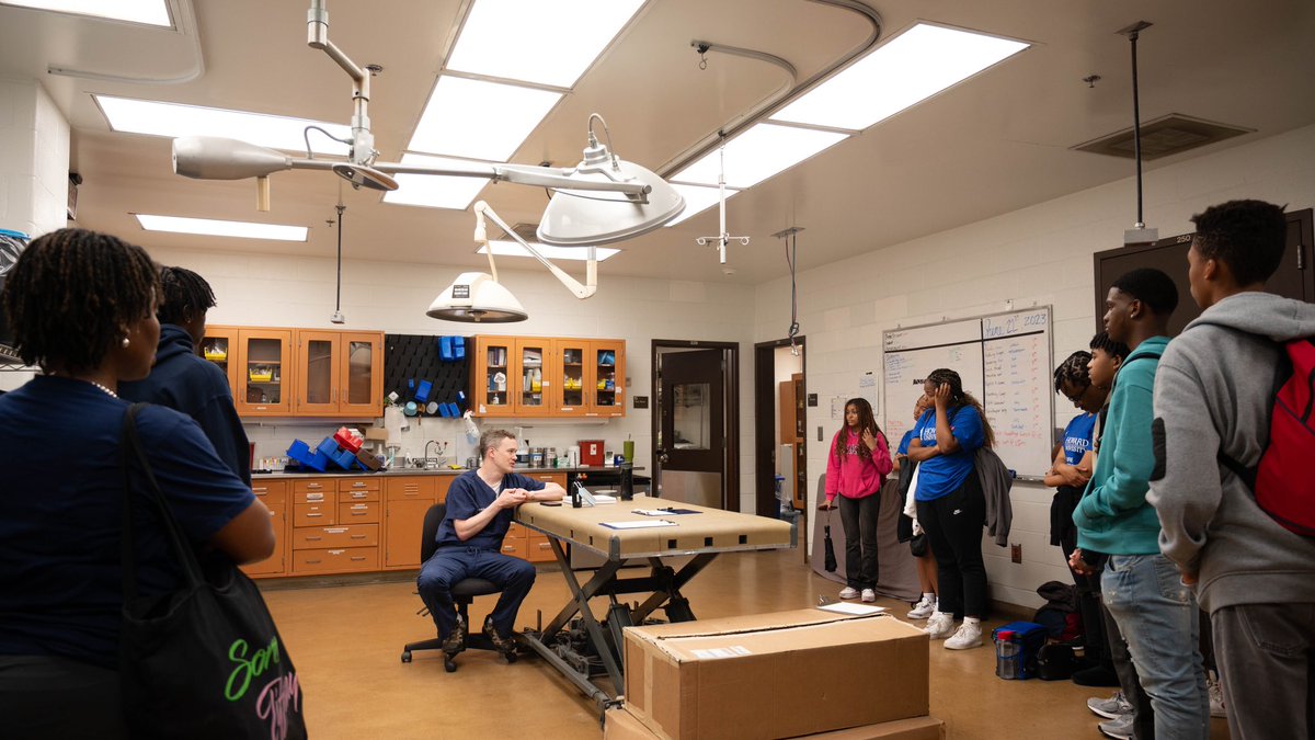 hucopcoe's tweet photo. At the Center of Excellence, we believe in broadening horizons! Our Pharm STEP 1 program is all about introducing students to the diverse world of pharmacy. Surprisingly, being a veterinarian is a pathway we explored - highlighting how interconnected healthcare careers can be! 🐶 https://t.co/aXDUFAZNW4