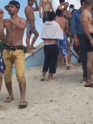 Seneler önceydi.. Kore'de bir adadaki kasabaya, Çin üzerinden gelen 20 Pakistanlı çıkmış (Korede az ama özellikle Japonya'da Pakistanlı işçiler kalabalıktır). Kasabada yerliler hiçbir yerde iş vermemiş, polis çağrılmış. Açık araziden başka sığınacak mekan da bulamadıkları ve