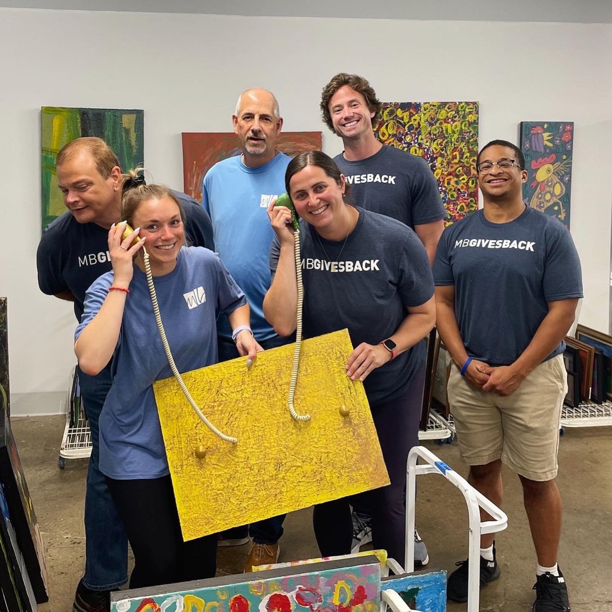 Last month, our Columbus MBers volunteered at an art studio for @OpenDoorCbus! Open Door is a non-profit organization that offers support for those with developmental disabilities. They offer an art studio where artists can create work and showcase them in galleries! 🖼️🎨