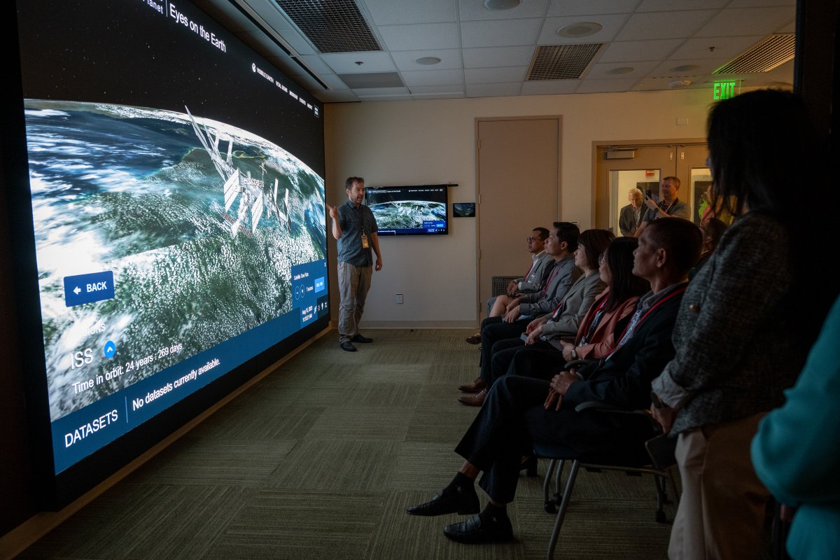 NASAJPL's tweet photo. You can learn about all of @NASA's Earth-focused missions, too! Explore our "Eyes on the Earth" visualization here: https://t.co/nIpynN4a4q https://t.co/Vwch4z864J