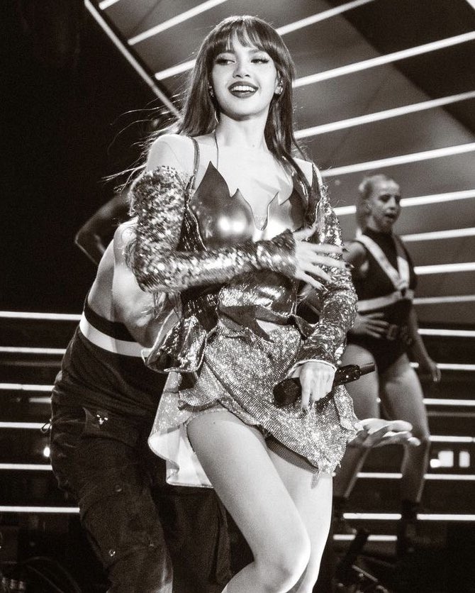 lalicebratz's tweet photo. lisa being the mother of dance practices, a thread: https://t.co/PcUjwlH4yo
