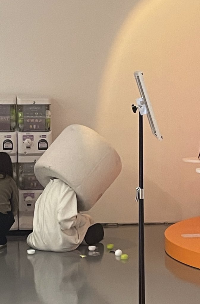 언니 한 번은 오겠지~ 했지만 마멜탈쓰고 들어와서 팬들 사진찍어주고.. 엠디 사라고 개인카드주고.. 저렇게 구석에 주저앉아서 뽑기하다 갈 줄은 몰랐죠……