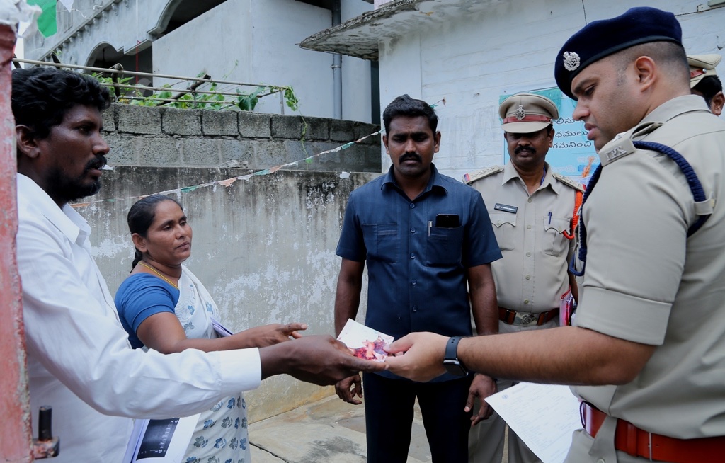 police_guntur's tweet photo. గుంటూరు జిల్లా సౌత్ సబ్ డివిజన్ లోని వట్టి చెరుకూరు పోలీస్ స్టేషన్ ను ఆకస్మికంగా తనిఖీ చ��సిన 
గుంటూరు జిల్లా ఎస్పీ శ్రీ ఆరిఫ్ హఫీజ్ ఐపిఎస్ గారు .....
@APPOLICE100 
#suddenvisit
#LawandOrder 
#rowdysheet
#dishaapp https://t.co/peOX5rZUVU